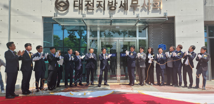 대전지방세무사회 신축회관 준공식에서 내외빈들이 현판 제막식을 진행하고 있다.