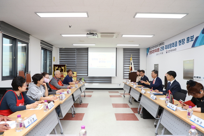 박수복 인천지방국세청장은 지난 10일 작전시장을 방문해 상인 대표들과 간담회를 가졌다. 