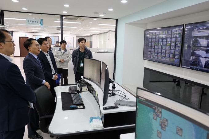 이석문 서울본부세관장<왼쪽 두번째>이 10일 (주)에스에너지 보세공장을 찾아 제조현장을 살피고 있다.