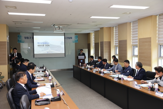 양동구 광주지방국세청장은 14일 여수상공회의소 4층 소통마루에서 여수상의 한문선 회장 등 10여명의 지역 상공인과 간담회를 가졌다.