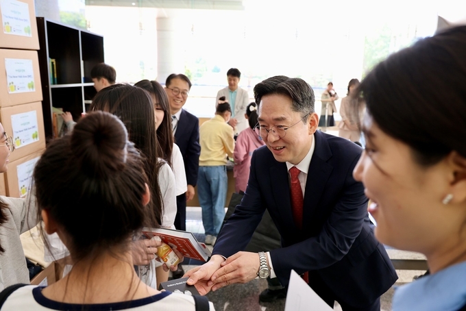 오호선<사진 중앙> 중부지방국세청장이 16일 청사를 방문한 청소년들에게 도서를 선물하고 있다.