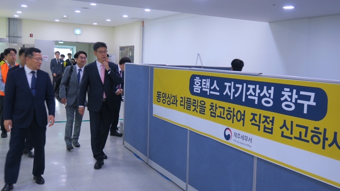 김동일 부산청장은 16일 제주세무서 종합소득세 신고 창구를 찾아 직원들을 격려했다. 