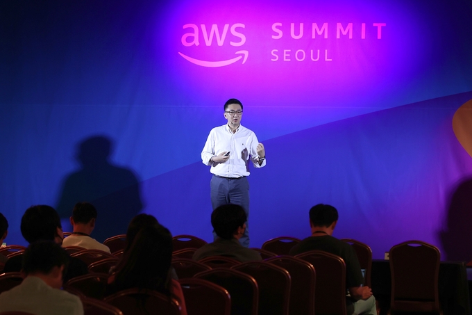 더존비즈온 송호철 플랫폼사업부문 대표가 16일 서울 코엑스에서 열린 ‘AWS 서밋 서울 2024’에서 ‘AI, 데이터 기반 Insight AX를 통한 산업 혁신 및 활용 사례’를 주제로 전 산업계의 AI 생태계 확산에 기여하는 상생의 AX 가치를 설명하고 있다.