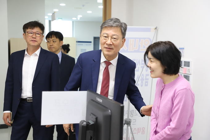 박수복 인천지방국세청장이 부평세무서를 찾아 종소세 신고와 장려금 신청상황을 점검하고 지원업무에 매진하고 있는 직원을 격려하고 있다.