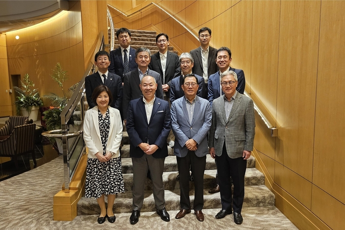 김영식<앞줄 오른쪽 두번째> 한국공인회계사회장이 모기 테츠야 일본공인회계사협회장 등과 기념촬영하고 있다. 