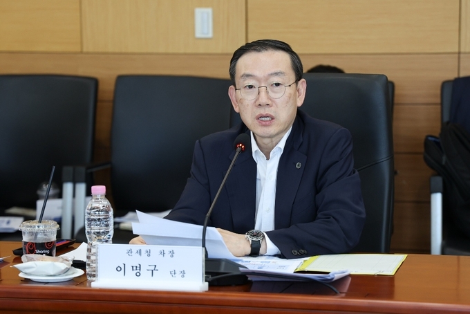 이명구 관세청 차장이 22일 서울세관에서 열린 '제6차 관세행정 스마트혁신 자문위원회 회의'를 주재하고 있다.