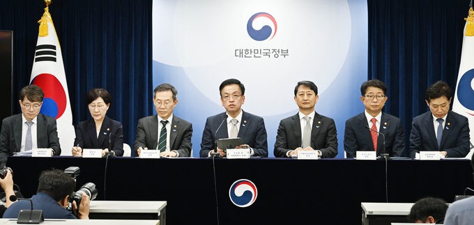 최상목 부총리 겸 기획재정부 장관이 23일 정부서울청사에서 경제이슈점검회의에서 논의된 '반도체 생태계 종합지원 방안'과 관련 발표문을 낭독하고 있다<사진=기재부>.