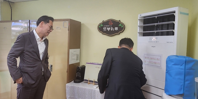 이날 강민수 서울청장(왼쪽)이 도봉세무서 직원 휴게공간 도봉마루에서 시설을 살피고 있다. 
