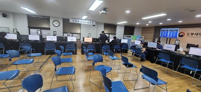 종소세 신고 마감을 나흘 앞둔 28일 오후 3시 도봉세무서 소득세 신고도움창구가 텅 비어 있다. 오전에 내방객이 몰리고 오후엔 한산하다고 한다. 