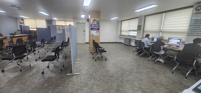 2층 근로·자녀장려금 신청창구(좌측)와 종소세 자기작성창구(우측)가 파티션으로 나뉘어 있다. 