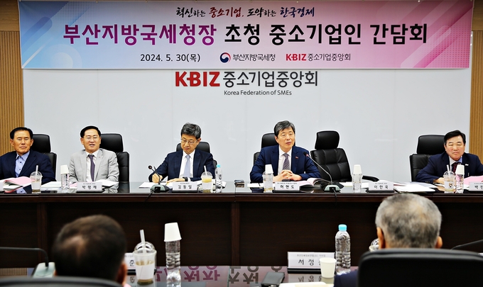 김동일 부산청장은 지역 기업인들로부터 현장 애로사항을 청취하고 세정지원 방안을 논의했다.