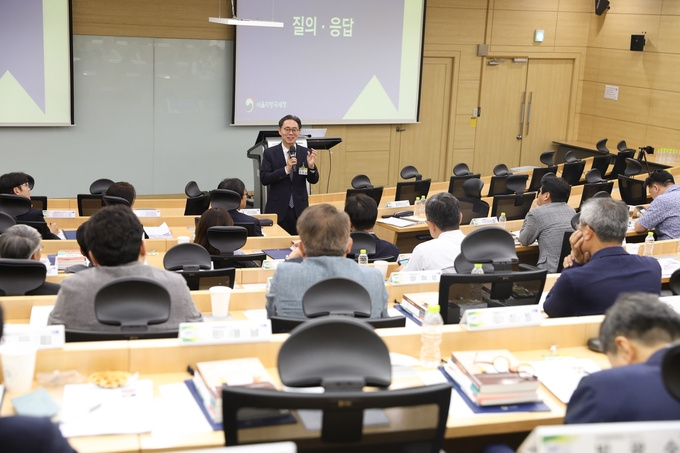 강민수 청장이 질의에 답변하고 있다. 