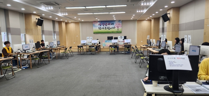 종합소득세 신고·납부 마지막날인 31일 오전 10시30분경 아직은 신고도움창구가 텅 비어 있다. 