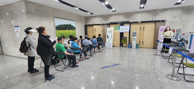 31일 아침 8시40분경 강서세무서를 찾은 납세자들이 종소세 신고도움창구가 열리기를 기다리고 있다. 대기 납세자들을 위해 의자를 마련한 것은 김동욱 서장의 아이디어라고 한다. 