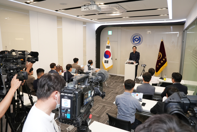 구재이 한국세무사회장이 브리핑하고 있다<사진=세무사회>.