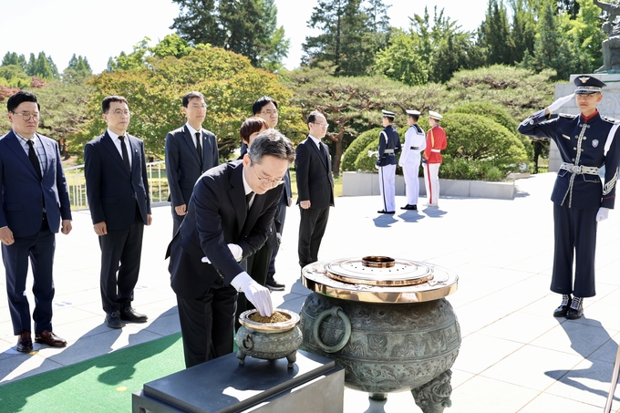 오호선 중부지방국세청장이 3일 국립서울현충원을 찾아 분향하고 있다.