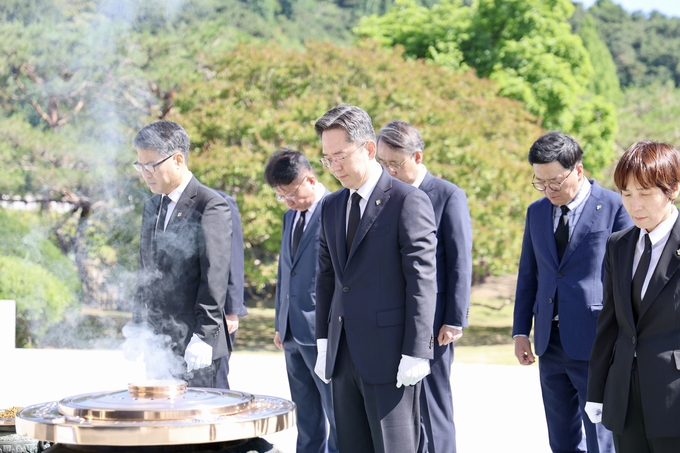 오호선 중부지방국세청장이 3일 국립서울현충원을 찾아 참배하고 있다.