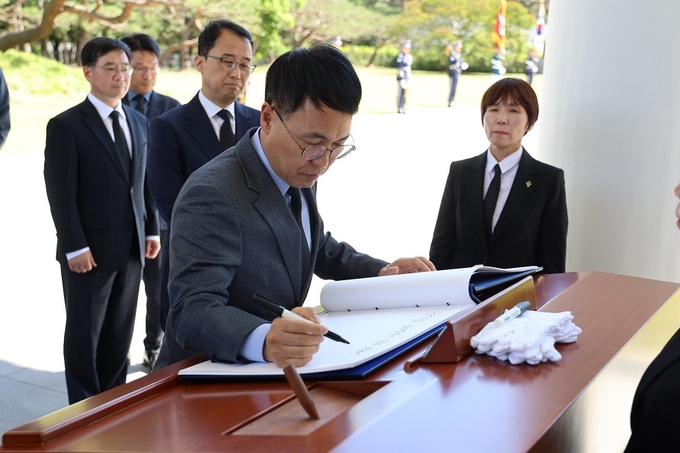 이석문 서울세관장은 방명록에 ‘순국선열과 호국영령의 뜻을 받들어 경제활력 제고와 관세국경 수호에 최선을 다하겠습니다’고 다짐을 적었다.