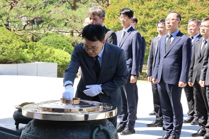 이석문 서울세관장이 3일 국립서울현충원을 찾아 현충탑에 분향하고 있다.