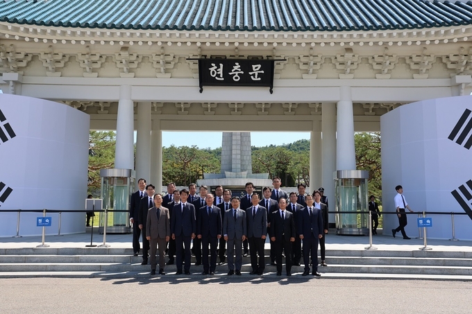 이석문 세관장과 국·과장 등 서울세관 간부들이 현충문 앞에서 기념사진을 찍고 있다. 