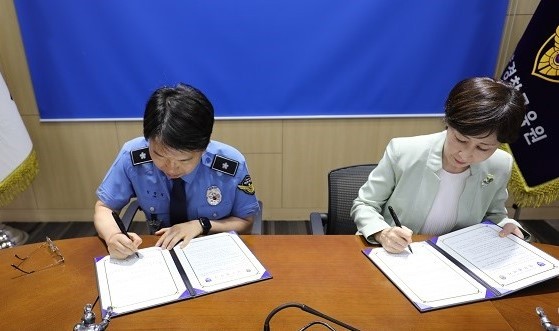 유선희 관세인재개발원장<오른쪽>과 임명길 해양경찰교육원장이 교육 및 훈련분야에서의 상호협력 방안을 담은 업무협약서에 서명하고 있다.