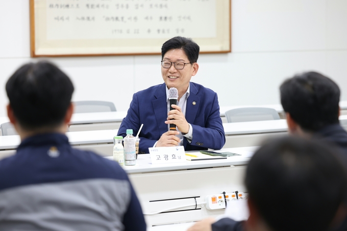 고광효 관세청장이 4일 CJ제일제당 인천공장을 방문해 업체 관계자들과 관세행정 지원방안 등을 논의하고 있다.
