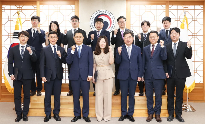 김창기 국세청장이 'AI업무혁신TF' 직원들에게 임명장 수여 후 기념촬영하고 있다.<앞줄 왼쪽 세번째 김창기 국세청장, 중앙 박현주 TF팀장, 오른쪽 세번째 김태호 국세청 차장>