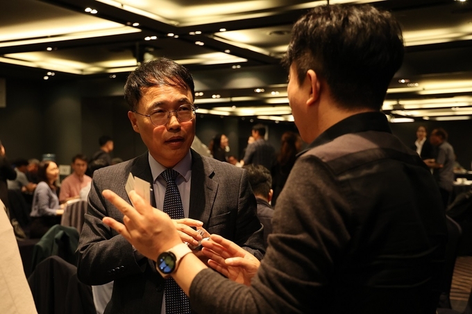 이석문 서울세관장(왼쪽)이 ‘수출입기업 CEO를 위한 관세행정 설명회’에 참석한 CEO들과 소통하고 있다 . 
