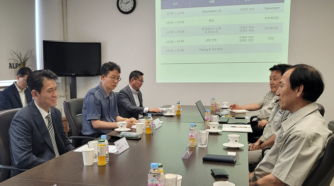 한민 관세청 심사국장<왼쪽 첫번째>이 12일 한국알프스(주) 회의실에서 회사 관계자들로부터 의견을 청취하고 있다.