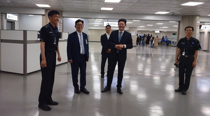 고광효 관세청장<왼쪽 두번째>이 제주세관을 방문해 입국장을 점검하고 있다.