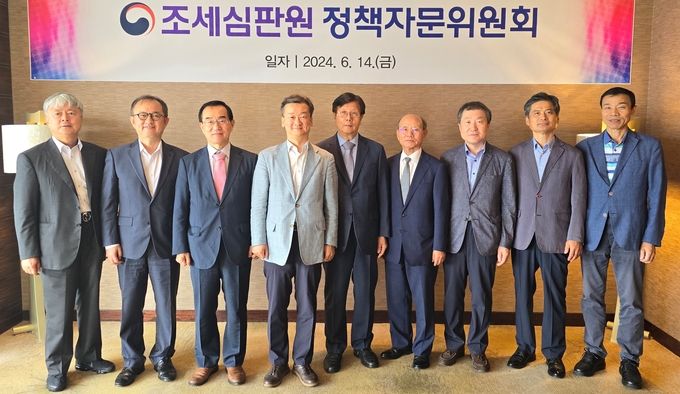 조세심판원은 14일 2024년 제1차 정책자문위원회를 열고, 올해 세법개정 건의안 및 사건처리 신속성 방안 등을 논의했다.<왼쪽부터 강석훈 한국국제조세협회 이사장, 김재진 조세재정연구원장, 윤영선 법무법인 광장 고문, 황정훈 조세심판원장, 김완석 강남대 석좌교수, 김한기 한국지방세협회장, 이전오 성균관대 명예교수, 김석환 한국세법학회장, 유철형 한국지방세학회장>