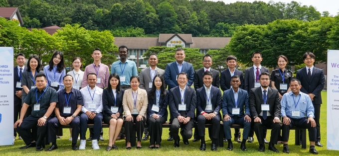 관세인재개발원에서 개최한 '제16차 관세행정 전문가 연수회'에 참석한 아세안 지역 세관직원들이 기념사진을 촬영하고 있다.