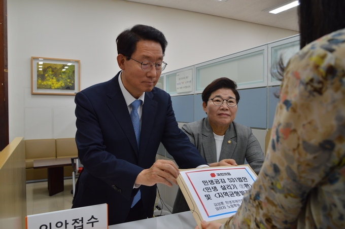 국민의힘 김상훈 의원(왼쪽)과 임이자 의원이 17일 국회 의원과에 국민의힘 민생공감 531법안 '민생살리기 2탄 법안 및 지역균형발전편'을 제출하고 있다. (사진=김상훈 의원실)