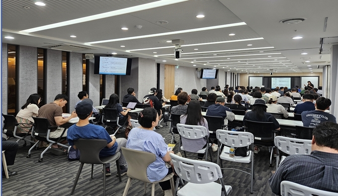 서울청 세금교실에서 세무사가 기초세금 교육을 실시하고 있다. 