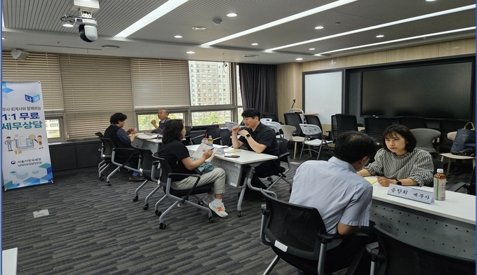 나눔 세무사들이 1:1 무료 상담을 하고 있다. 