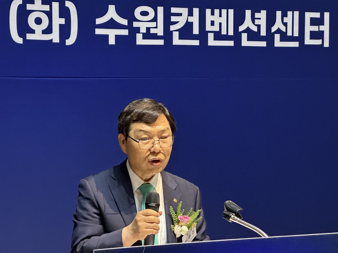 이중건 중부지방세무사회장이 정기총회에서 인사말을 하고 있다. 