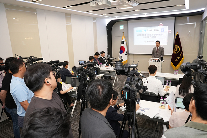 구재이 한국세무사회장이 기자회견에서 세무플랫폼 국세청 추가 고발에 대해 설명하고 있다. 