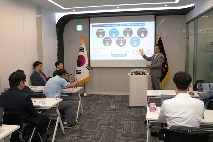 구재이 한국세무사회장이 지난 18일 기자회견에서 부정환급 사례를 설명하고 있다. 