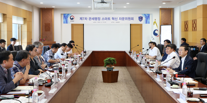 관세청은 19일 서울세관에서 '제7차 관세행정 스마트혁신 자문위원회'를 열고, 3대 분야 30개 부처간 협업과제를 선정했다.