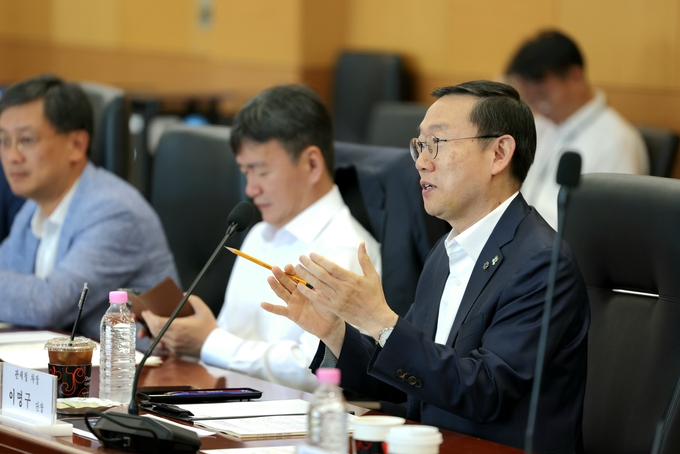이명구 관세청 차장<오른쪽>이 19일 서울세관에서 열린 '제7차 관세행정 스마트혁신 자문위원회' 회의에서 발언하고 있다.
