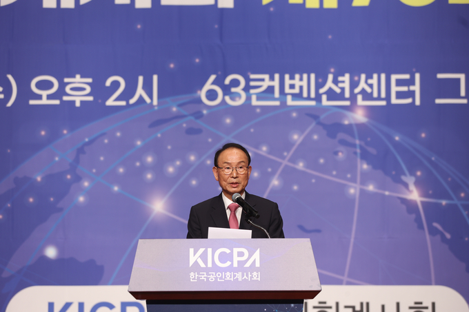 19일 여의도 63컨벤션센터 그랜드볼룸에서 열린 한국공인회계사회 제70회 정기총회에서 제47대 최운열 회장이 취임사를 하고 있다.<사진=회계사회>