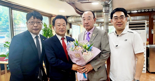 서울지방세무사회 이종탁<왼쪽 두번째>회장과 김형태<맨왼쪽>부회장이 임기를 마친 김영식<오른쪽 두번째> 성북지역세무사회장에게 꽃다발을 전하고 있다. 맨오른쪽은 김신일 성북지역회 간사.