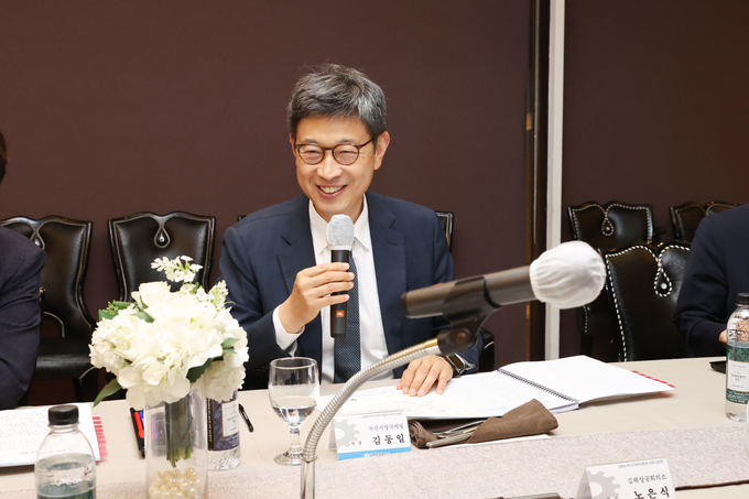 김동일 부산지방국세청장이 26일 김해상공인들과의 간담회에서 인사말을 하고 있다.