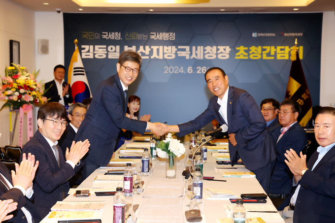 김동일 부산지방국세청장과 노은식 김해상공회의소 회장이 악수를 교환하고 있다.