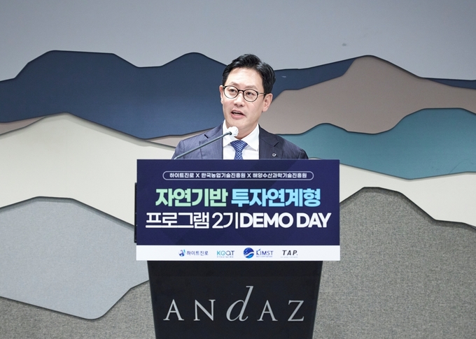 허재균 하이트진로 상무가 데모데이 행사에서 인사말을 하고 있다.(사진=하이트진로)