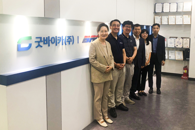 이진희 관세청 국제관세협력국장(왼쪽 첫번째)이 서울 구로구에 소재한 굿바이카를 방문해 기념촬영하고 있다.