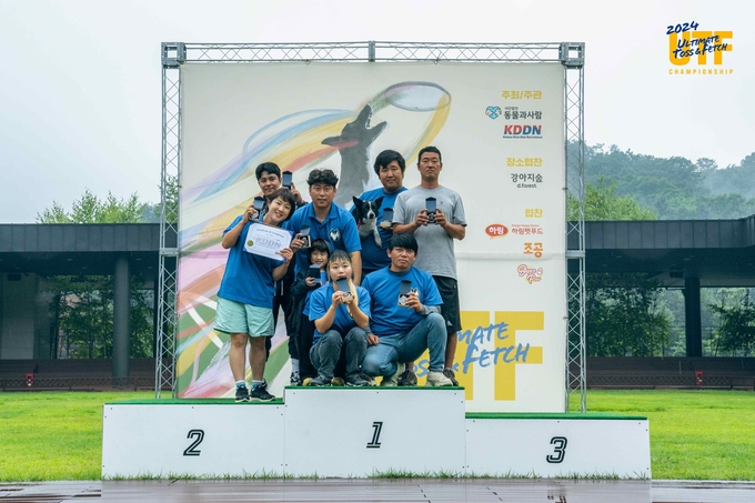 강아지숲에서 개최된 디스크도그 대회 ‘2024 UTF 챔피언십’이 성공리에 폐회한 가운데 파이널 라운드 수상자들이 기념촬영을 하고 있다.