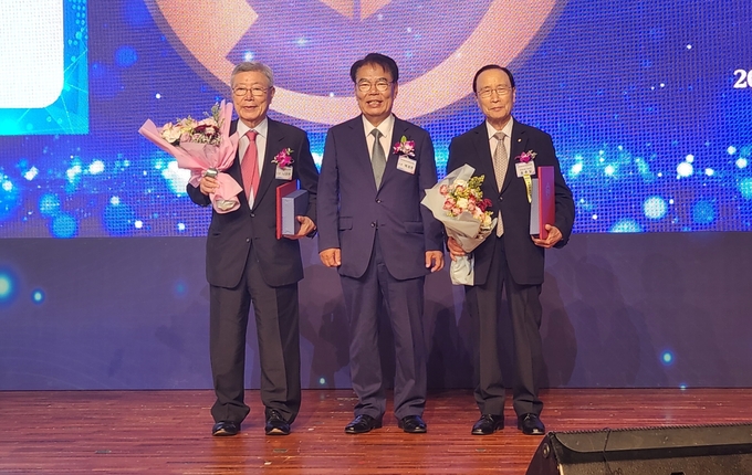 백재현 (중앙) 세무사회 고문이 세무사회 사상 첫 국회의장 공로장을 수상한 나오연(왼쪽)·송춘달 세무사에 공로장을 수여 후 기념촬영하고 있다. 