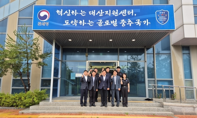 양승혁 평택직할세관장(첫째줄 가운데)이 대산지원센터를 방문해 현장근무 직원들을 격려하고 있다