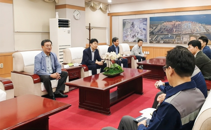 고석진 관세청 통관국장<왼쪽 첫번째>이 2일 당진시에 소재한 현대제철㈜ 당진제철소와 현대글로비스㈜ 선적 부두를 방문해 업체 관계자로부터 애로사항을 청취하고 있다.